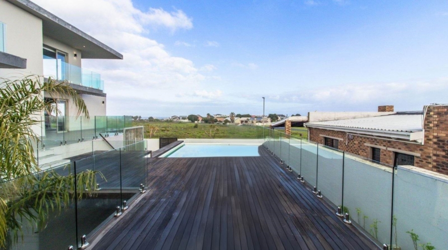 7 Bedroom Property for Sale in Perlemoenbaai Western Cape
